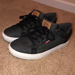 Size 9 Levi’s shoes